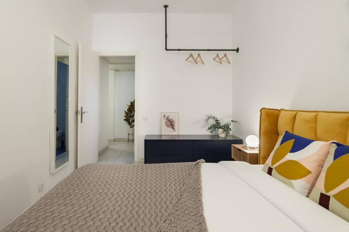 Sagrada Familia- Fantastic Bold Catalan 3 Bedroom Balcony Apartament *