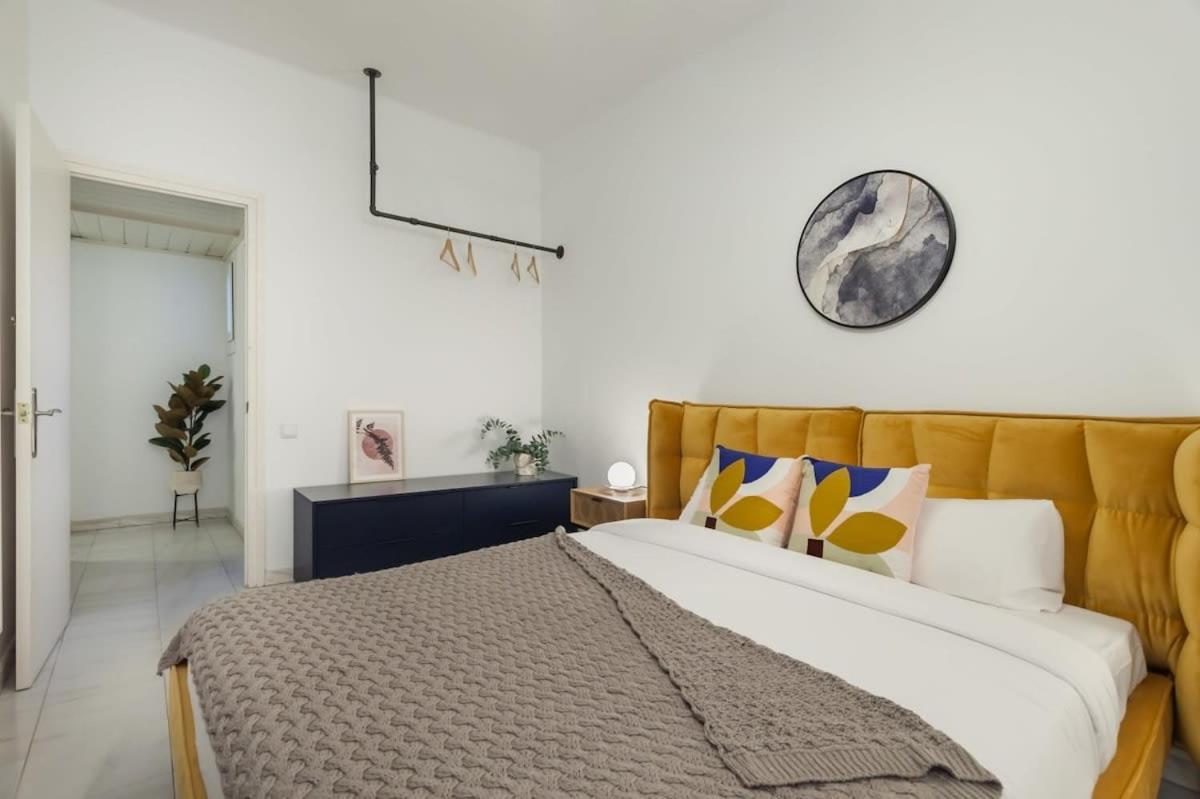 Sagrada Familia- Fantastic Bold Catalan 3 Bedroom Balcony Apartament *